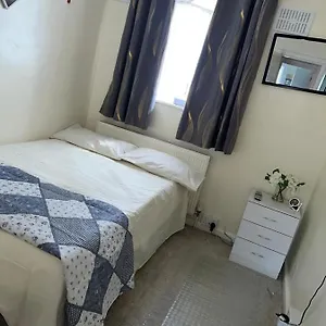Single With Smart Tv Homestay Luton (Bedfordshire)